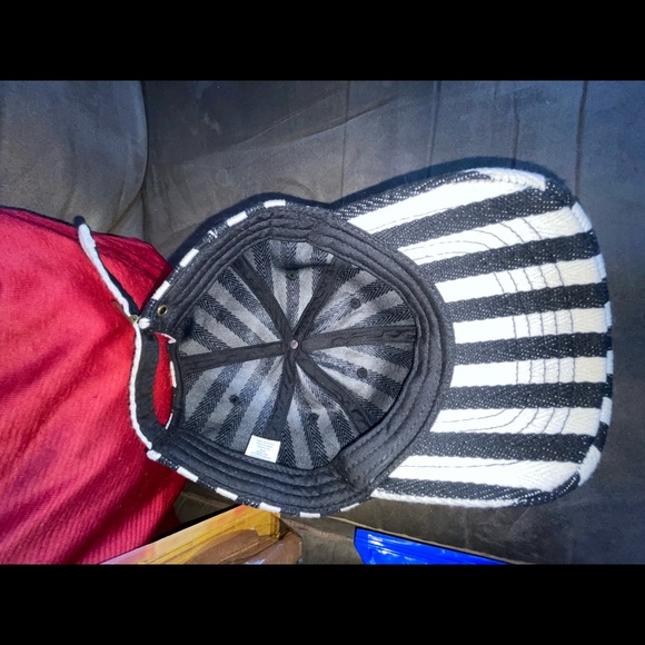 Striped ball cap new with out tags - Picture 2 of 3